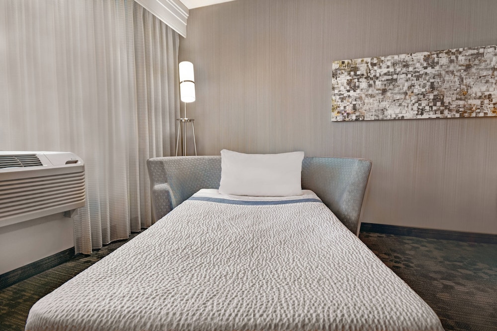 Courtyard By Marriott Republic Aprt Long Island Farmingdale 20/71