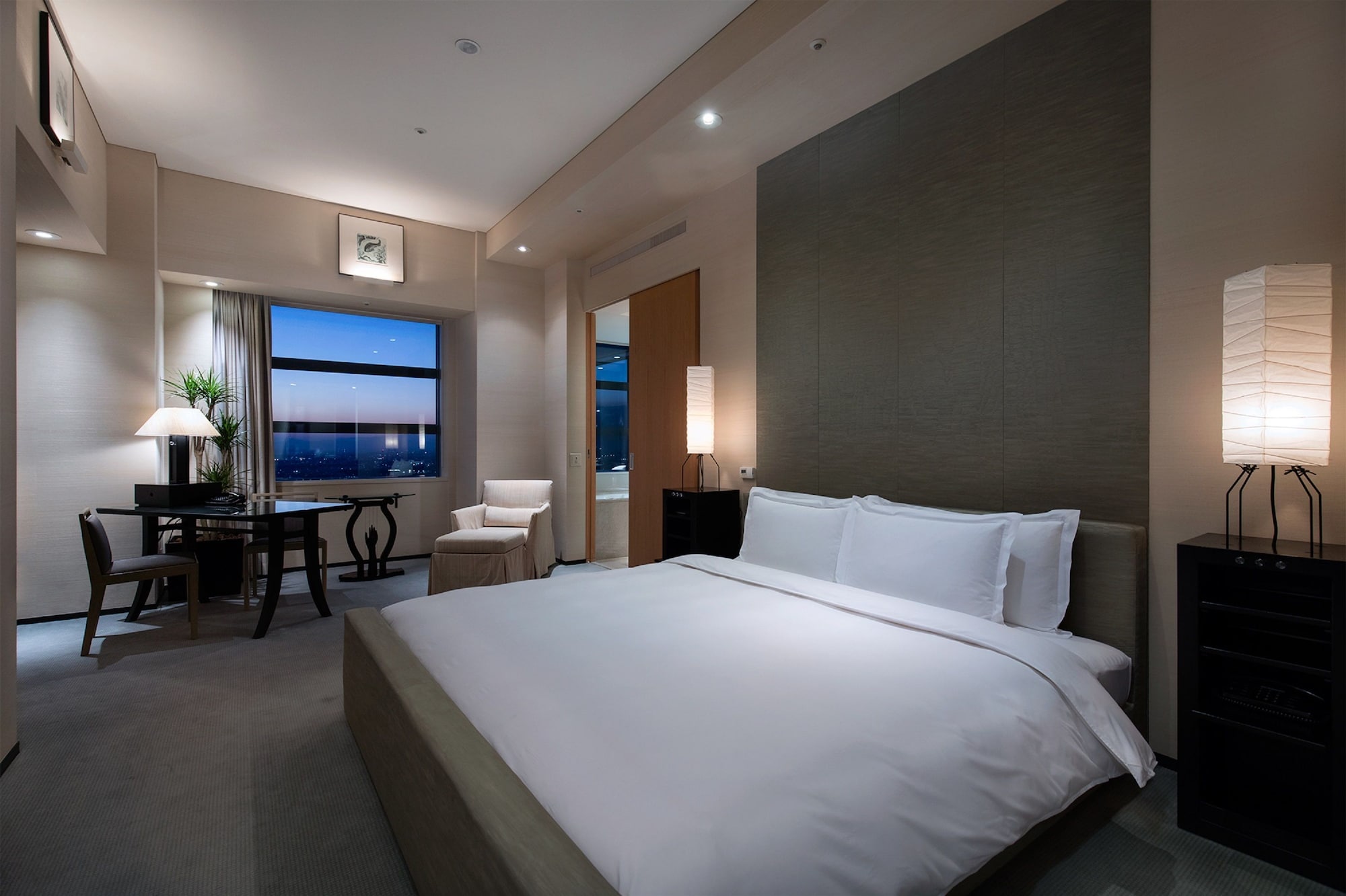 PREMIER, KING BED