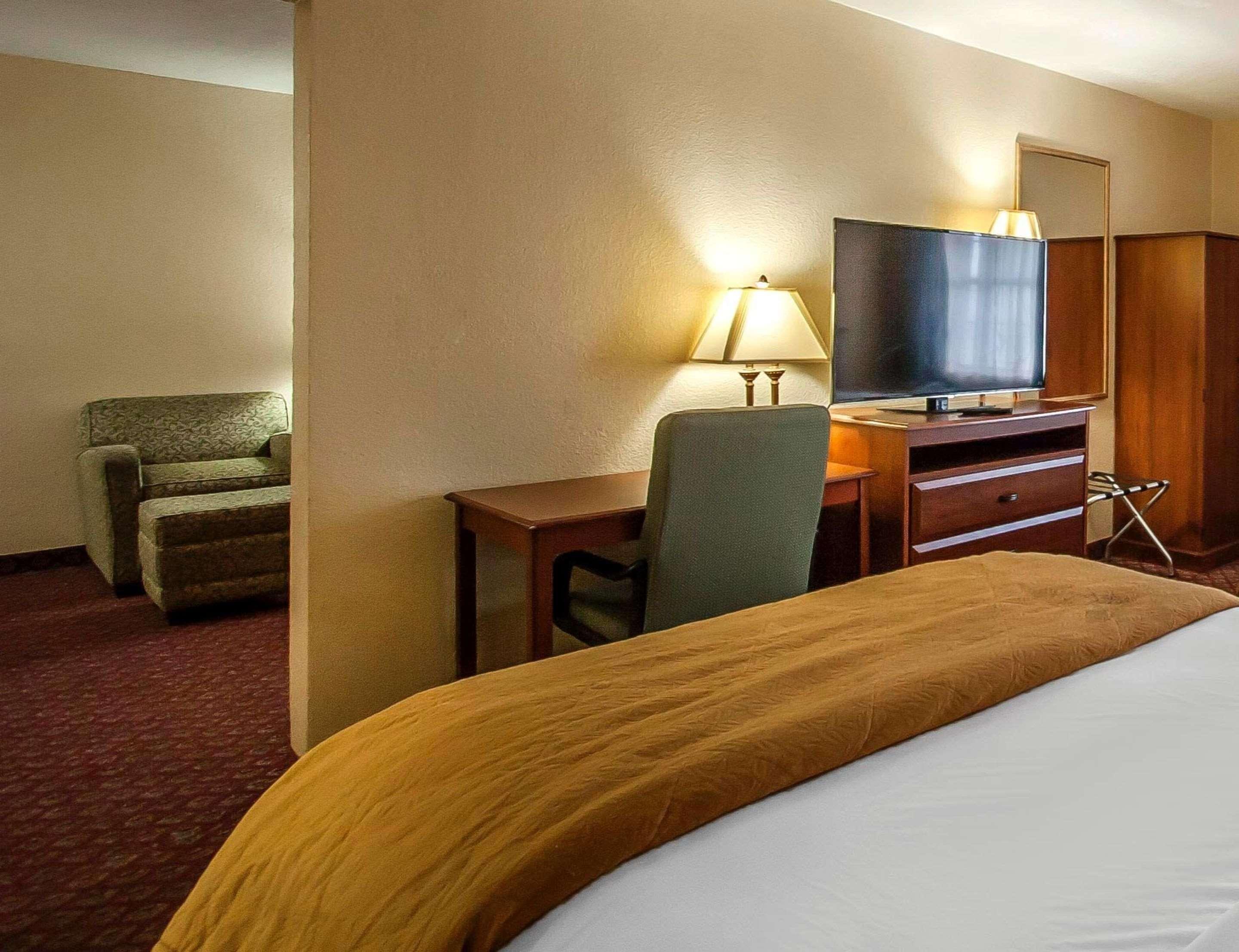 Suite, King Bed, Smoking