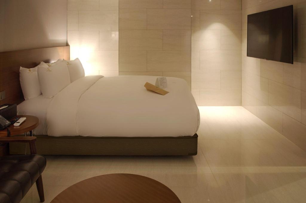 Middle, Suite, King Bed