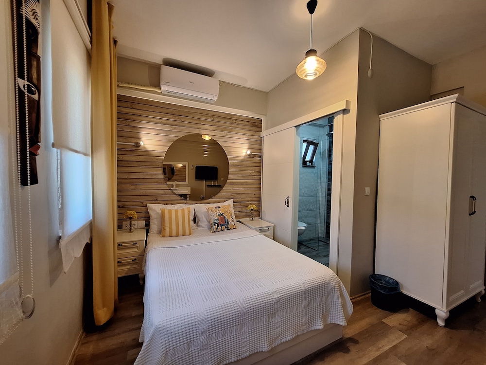 غرفة قياسية رباعية بسرير كوين وسريرين منفصلين بإطلالة على الحديقة، Karina Vineyard House 4/10