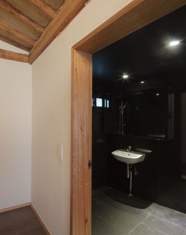 Hanok Residence Hotel Side 51/53