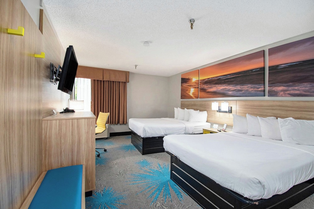 Room, 2 Queen Beds, Pool Side