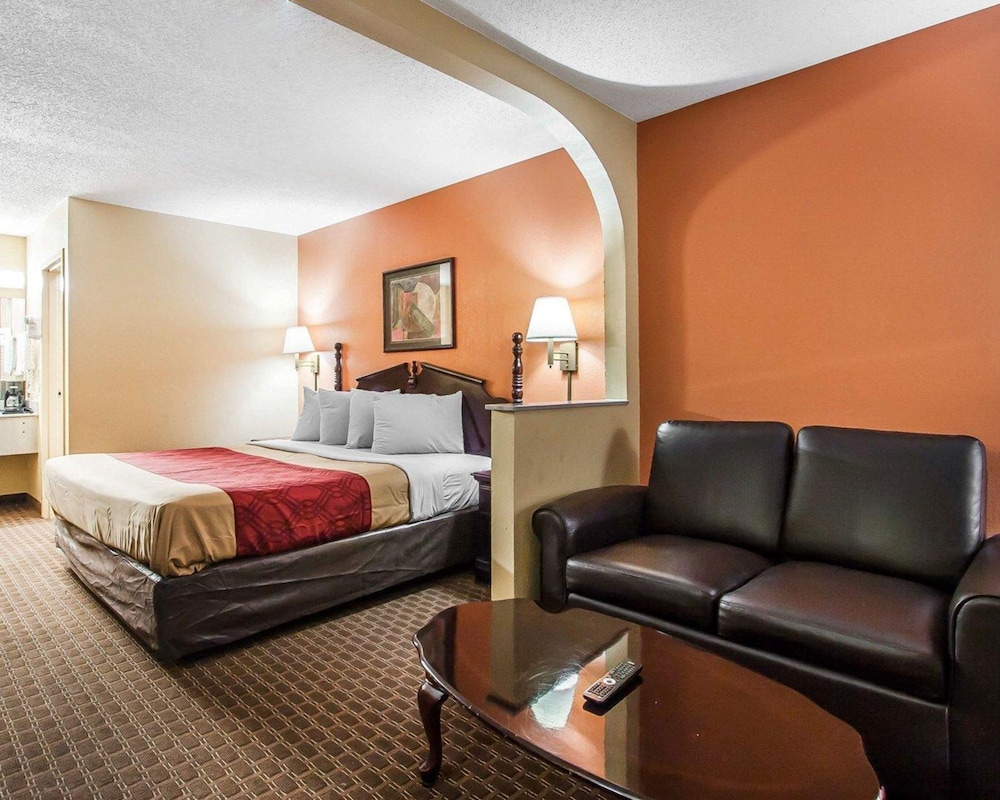 Econo Lodge Inn & Suites Tuscaloosa I-20 24/37