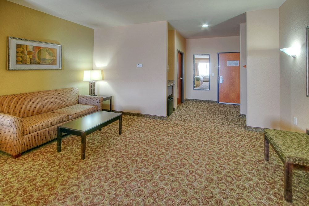 Spark by Hilton Pecos 24/33