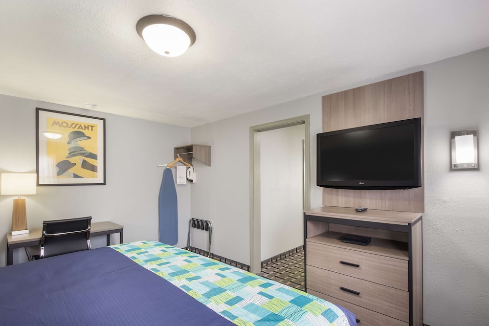 Knights Inn & Suites Salem, IN 19/29