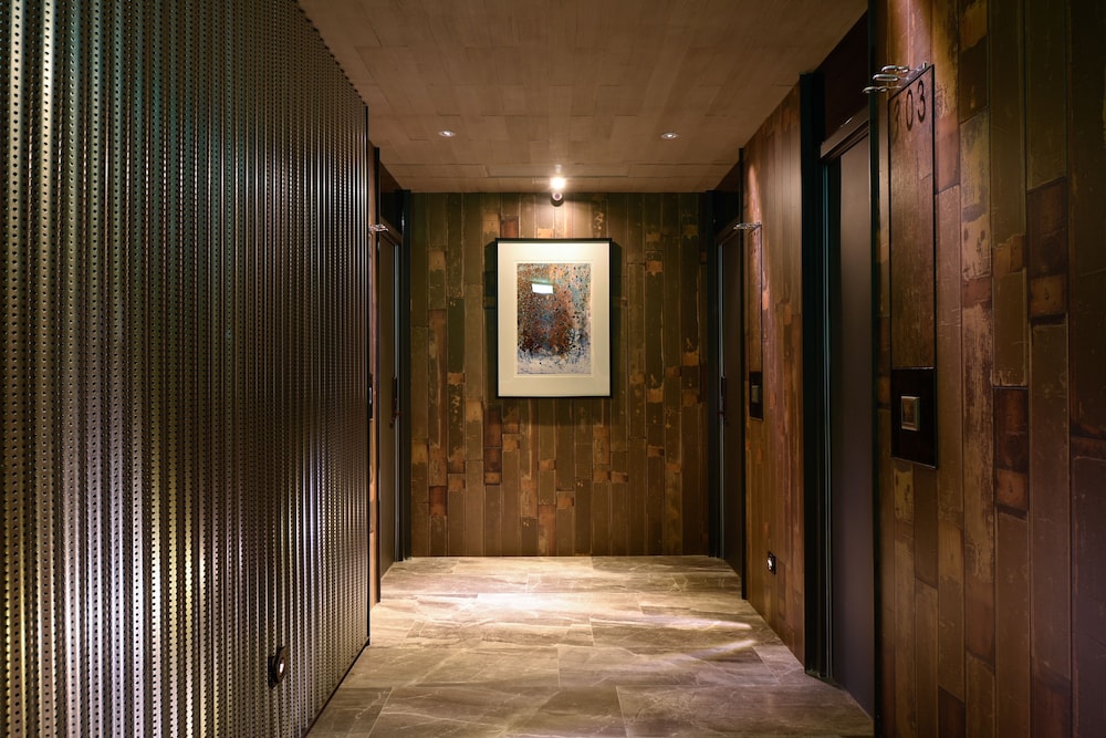 3 Door Hotel 44/76