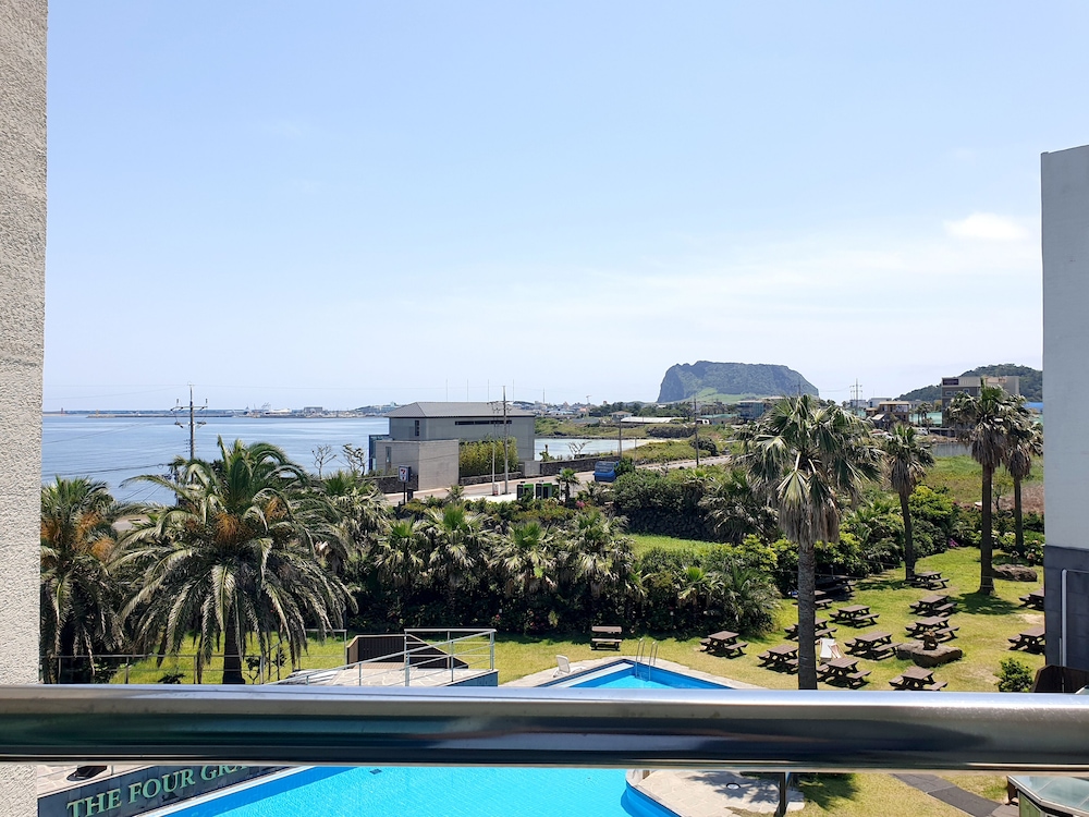 The Four Graces Resort 17/28