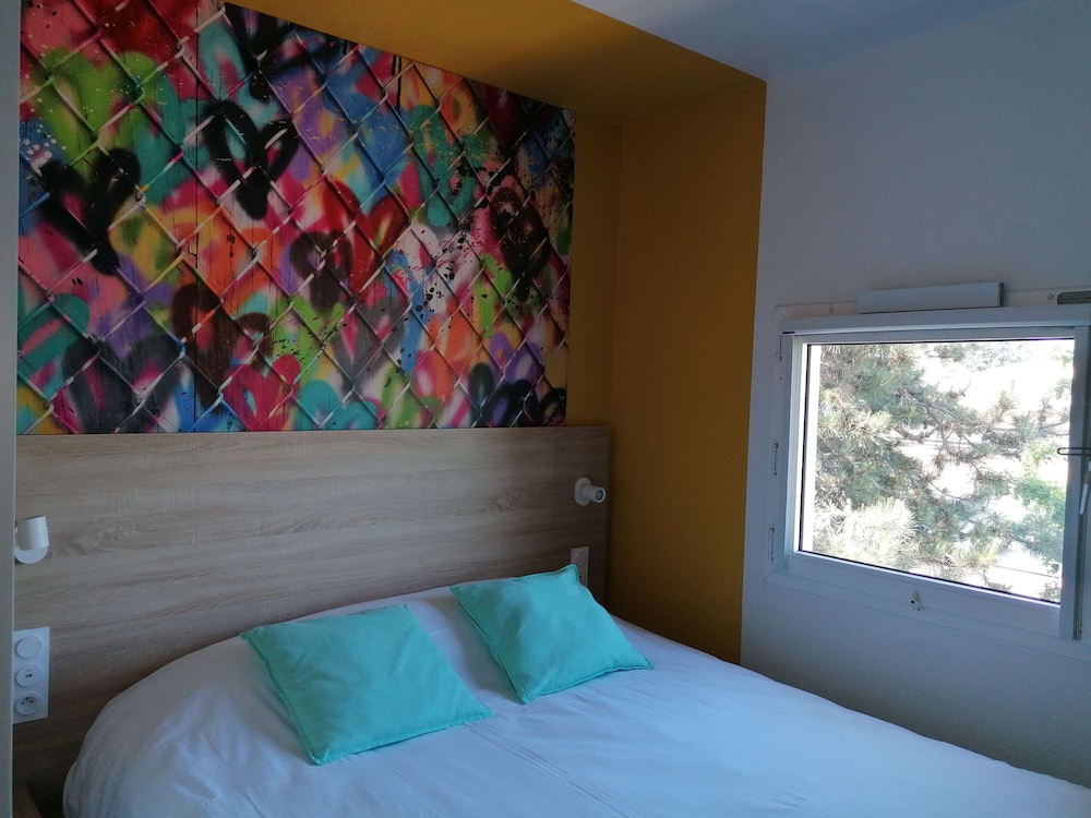 Standard, Queen Bed