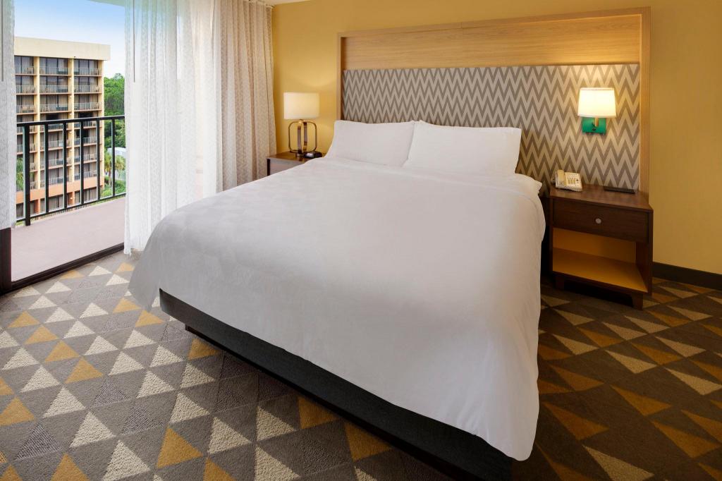 جناح بسرير كينج بغرفة نوم واحدة مع أريكة