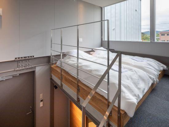 Maisonette, Twin Beds
