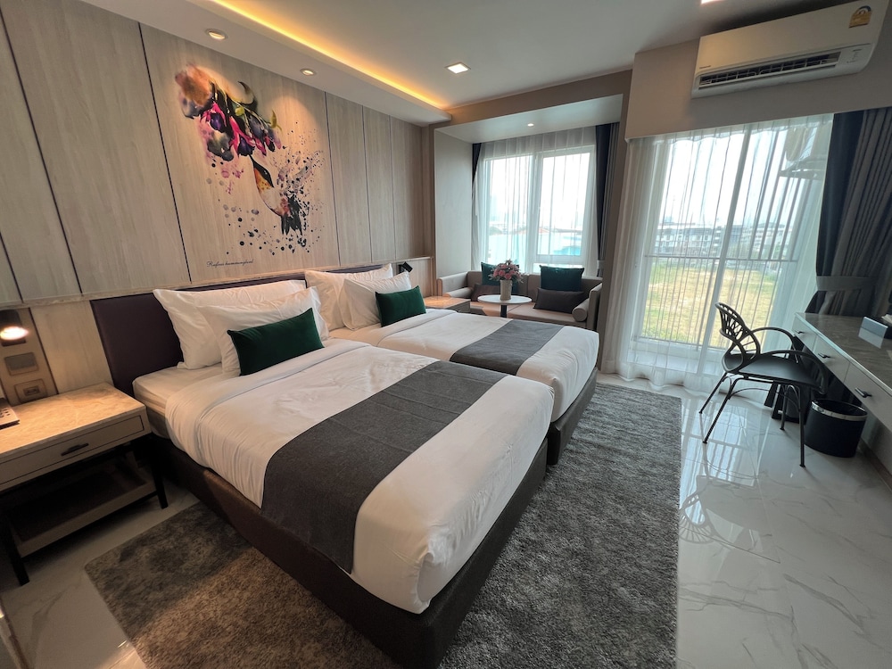 2 Bedrooms, Family, King and Twin Beds