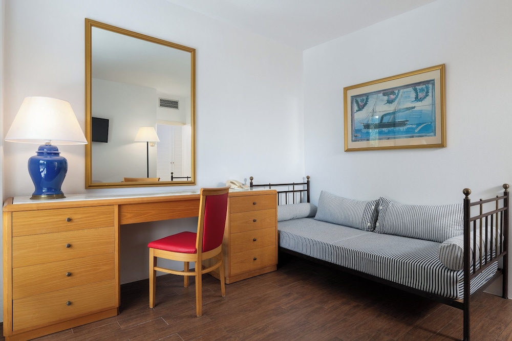 Dionysos Hotel 50/76