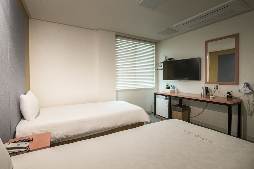 ROOM, TWIN BEDS