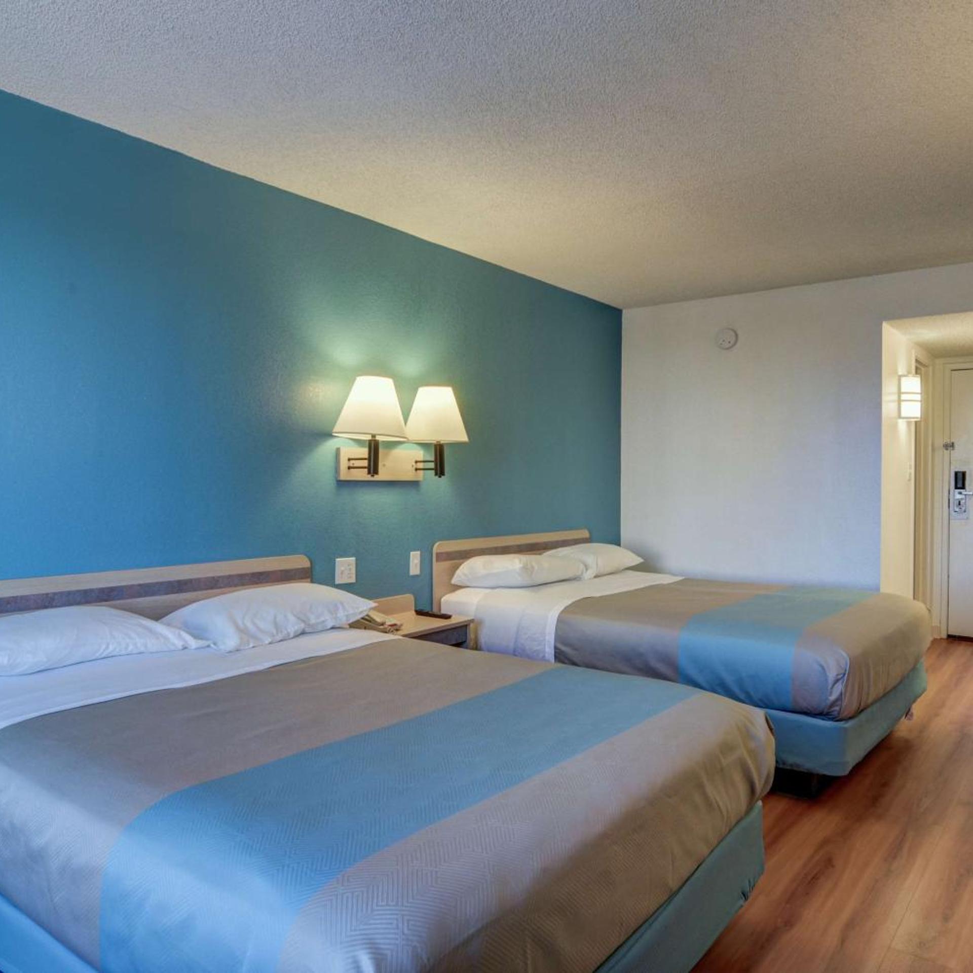2 Queen Beds - Non-Smoking, Micfridge