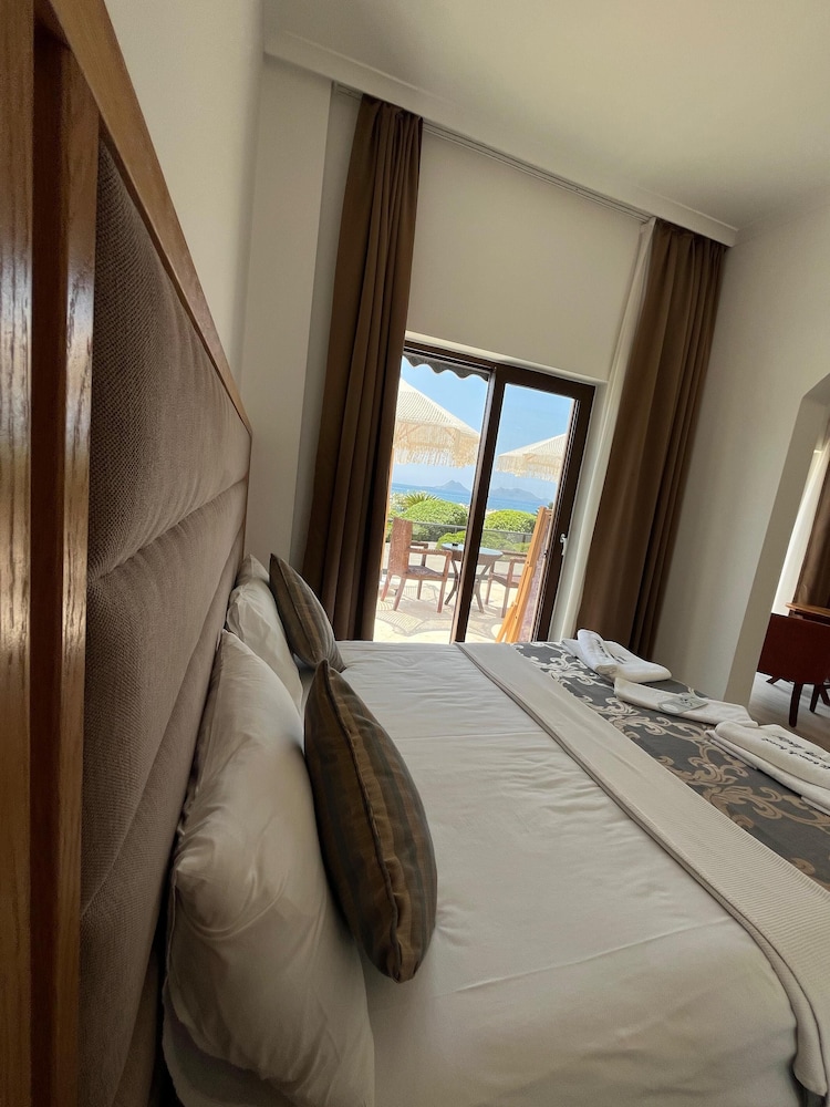Small Bea Ch Hotel 7/32