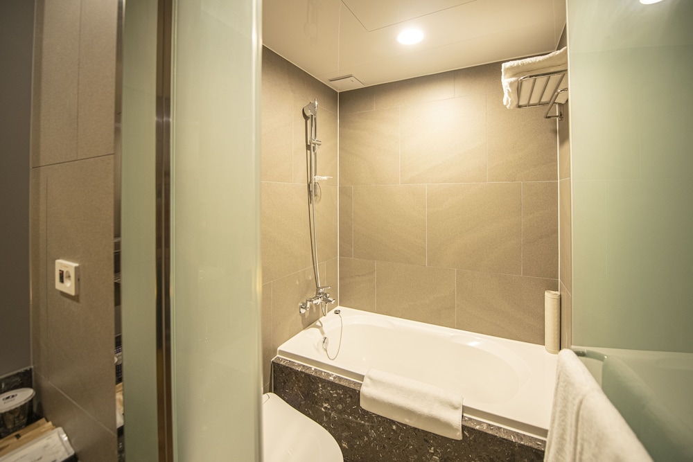 J-one Hotel and Resort 37/41