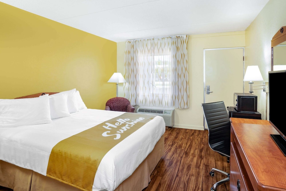 Days Inn by Wyndham Clarksville TN 16/53