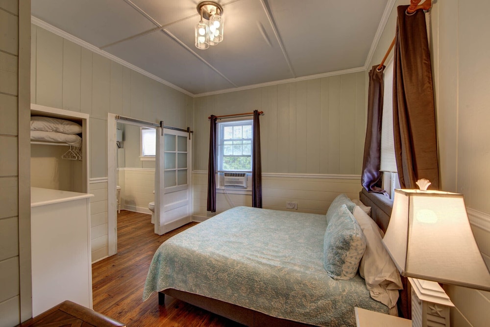 East, Apartment, King Bed, Sofa