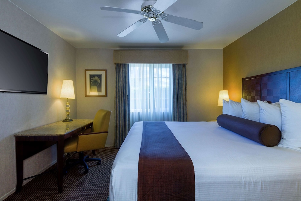 Ramada By Wyndham Costa Mesa/Newport Beach 15/38