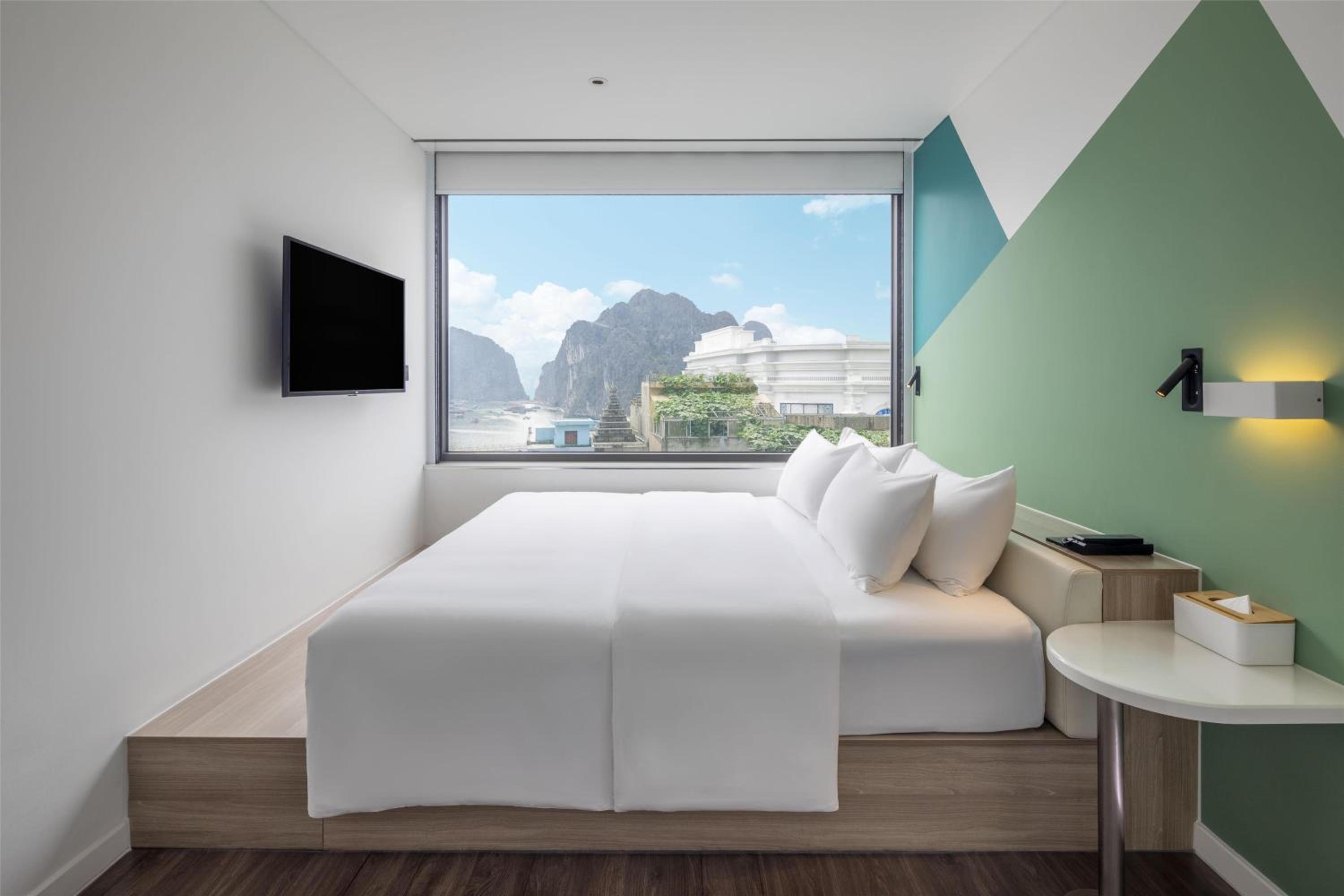 Room, King Bed, Bay View, High Floor