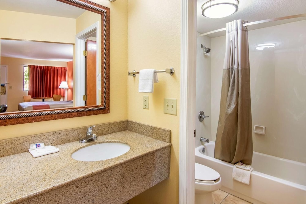Rodeway Inn and Suites Macon 37/45