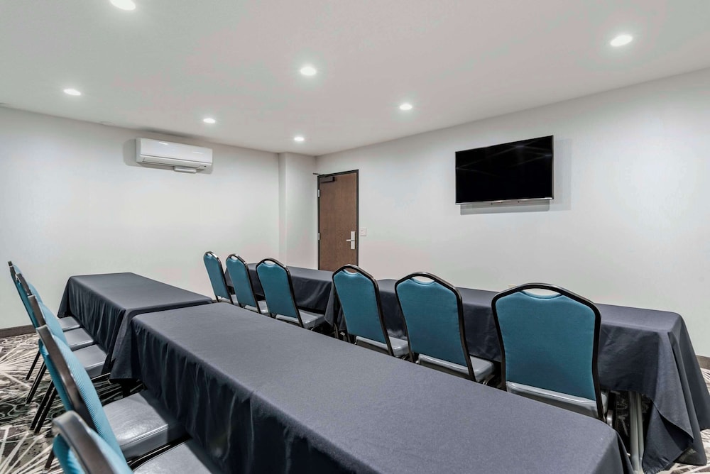 Comfort Inn & Suites Tualatin - Lake Oswego South 52/60