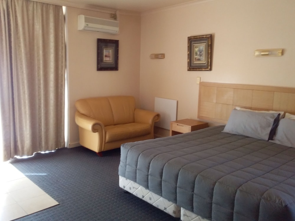 DESERT SAND MOTOR INN 6/25