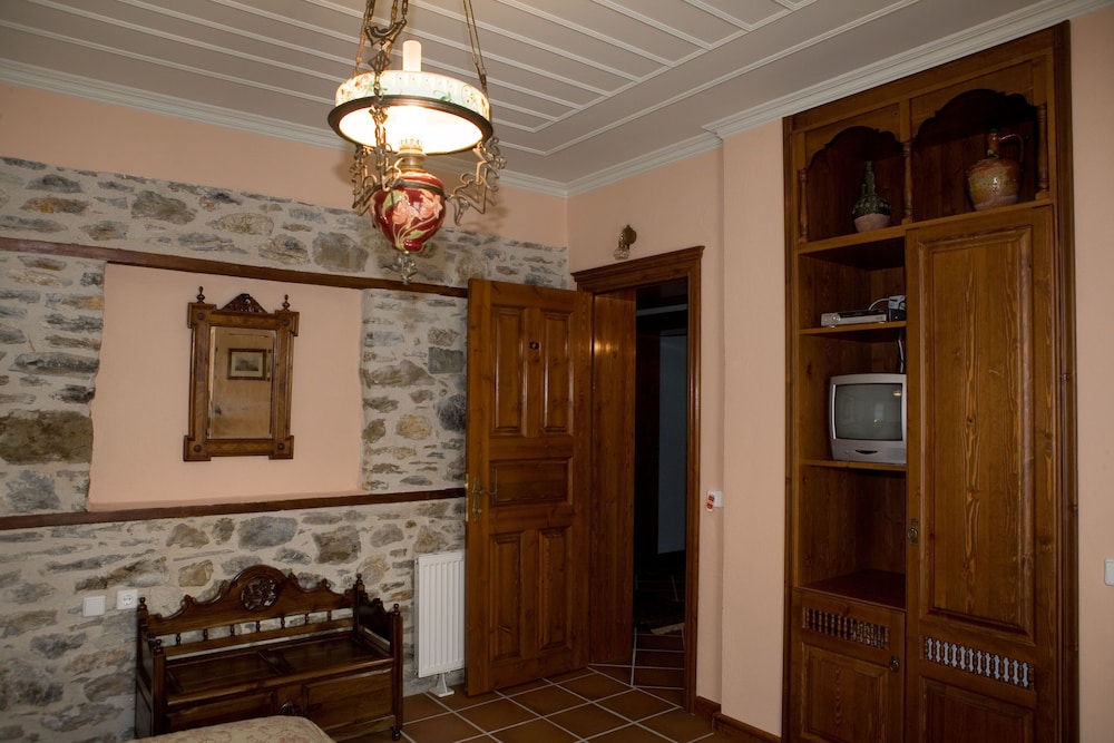 Viraggas Traditional Hotel 5/50