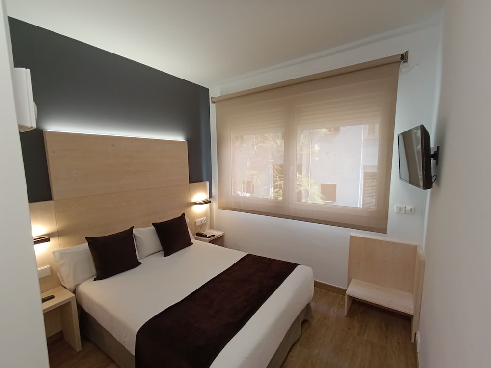 ROOM, SINGLE