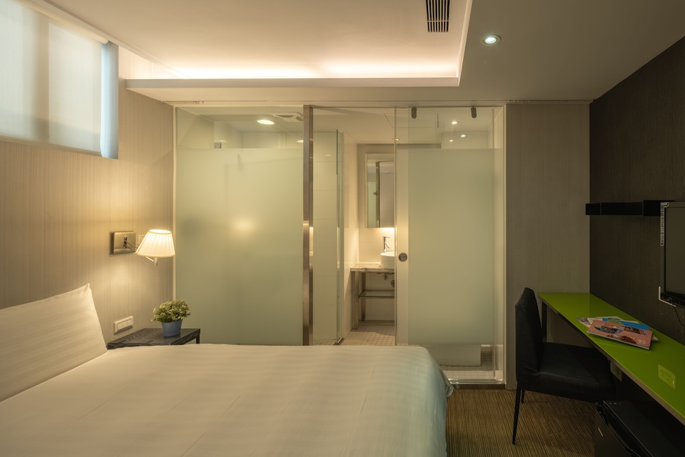 FINDERS HOTEL 17/50