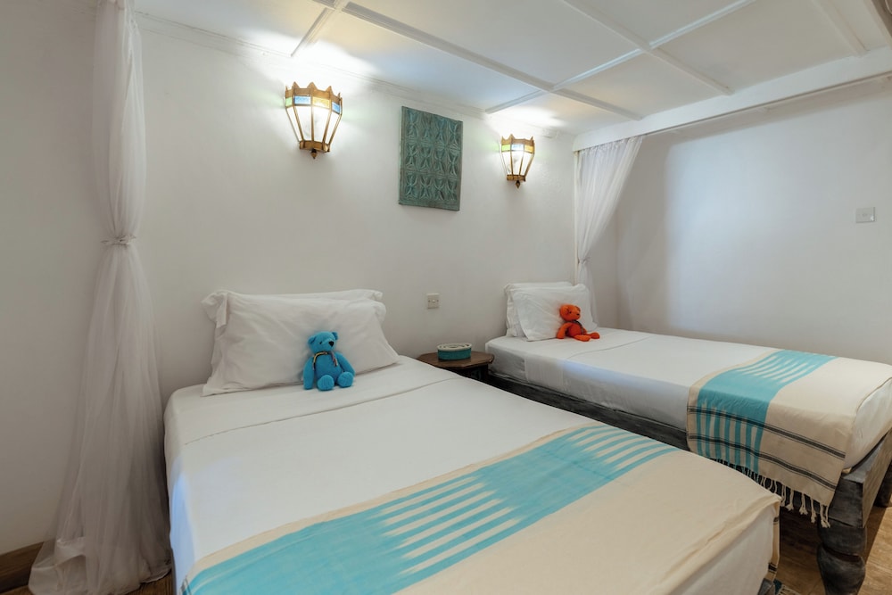 Nomad Beach Resort 15/76