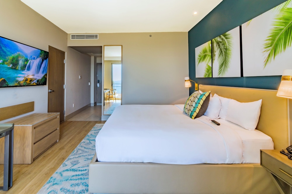 Superior, King Bed, Mountain View