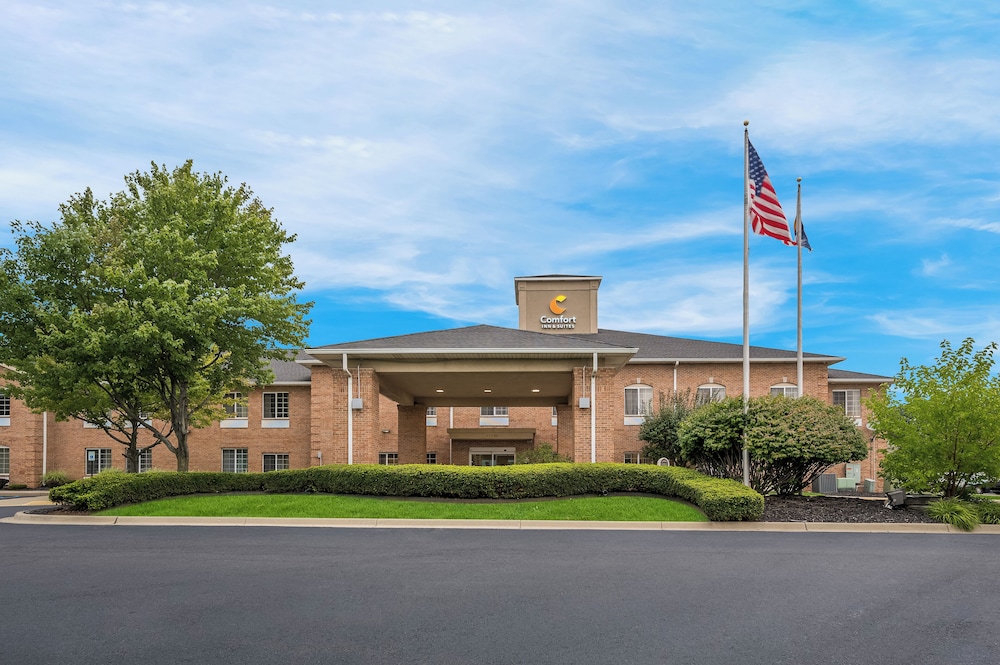 Comfort Inn and Suites Fenton MI 1/50