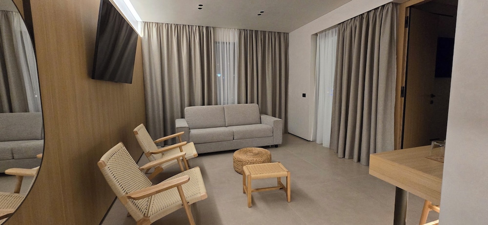 Lion Gate Hotel 26/50