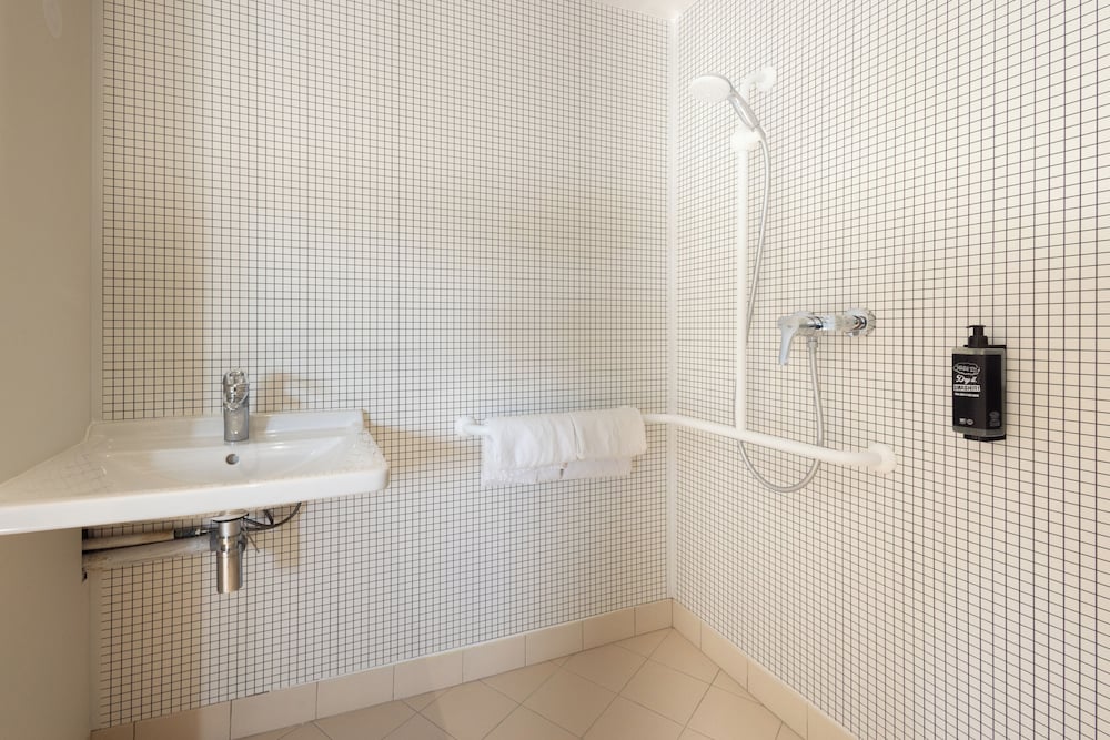 Ibis Budget Nanterre La Defense 52/52