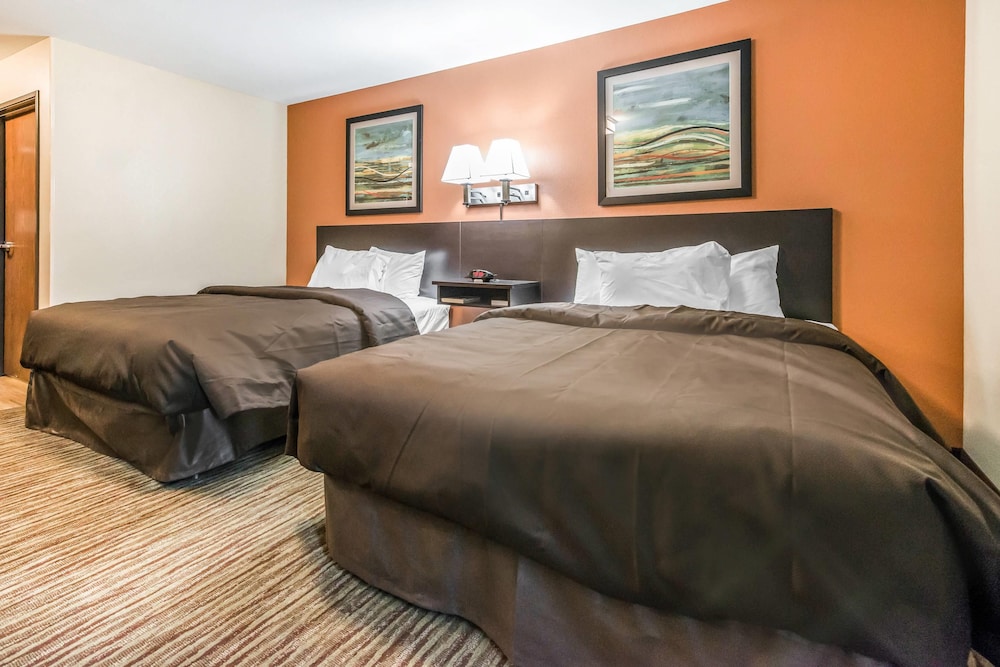 Efficiency, 2 Queen Beds, Pet Friendly, Accessible