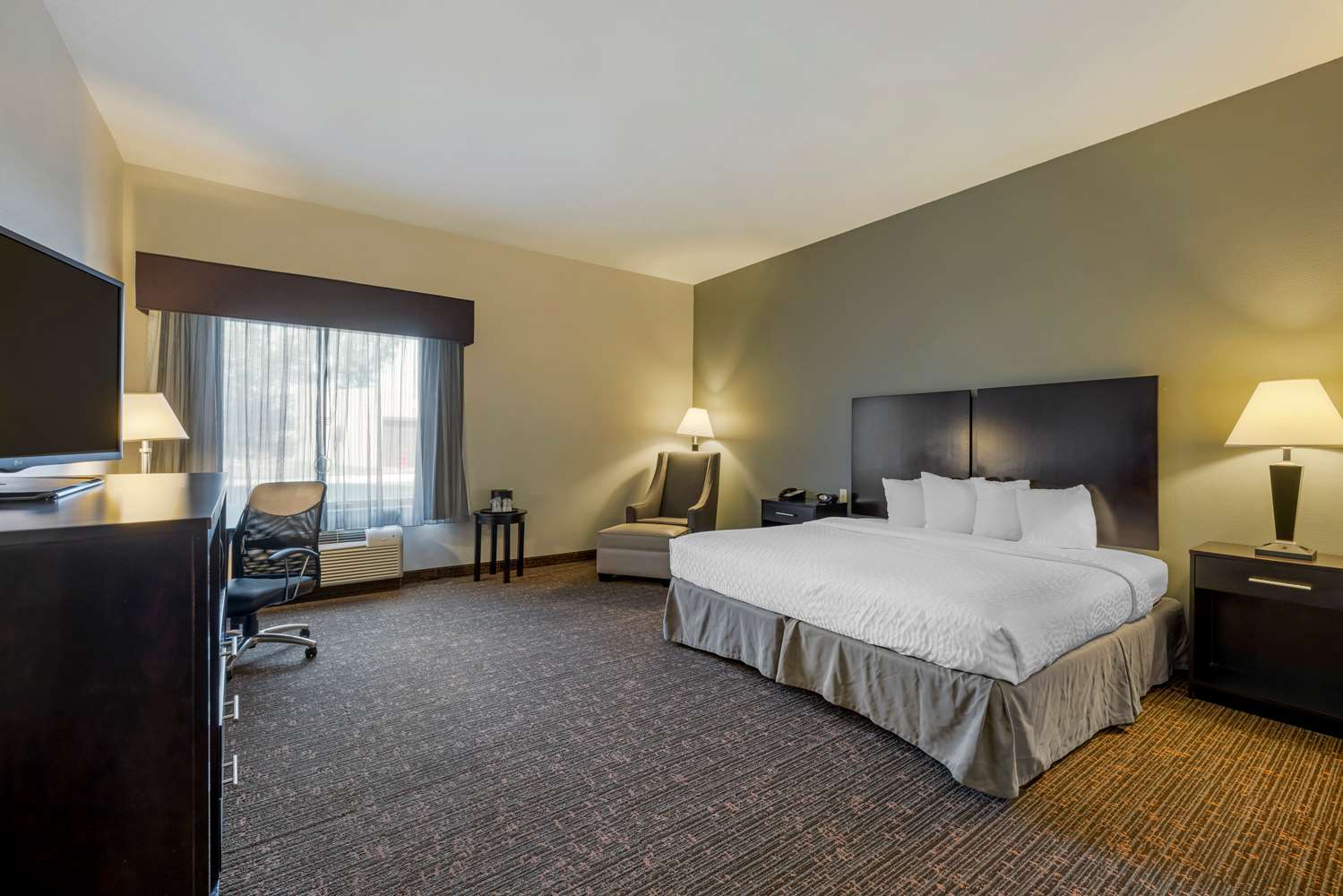 غرفة بسرير كينج، Best Western Plus Omaha Airport Inn 2/4