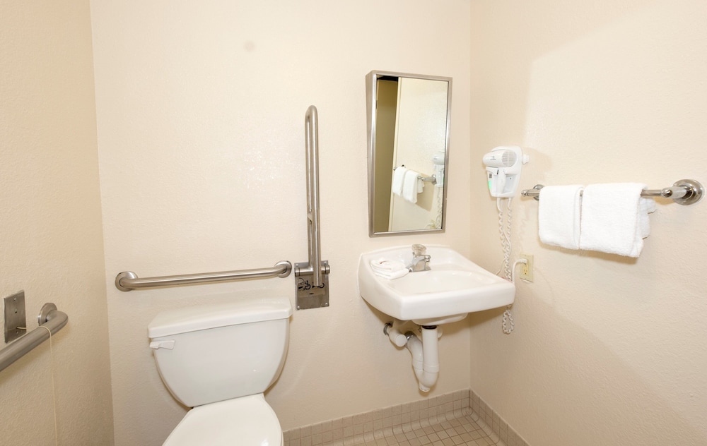 Red Roof Inn Milford - New Haven 8/26