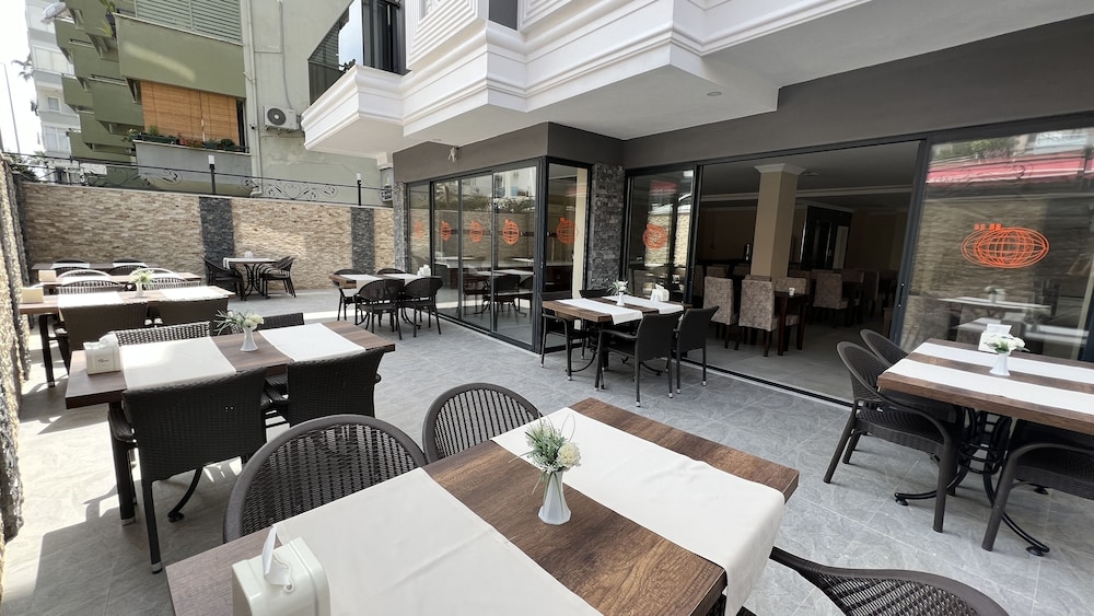 Miss Cleopatra Hotel 35/50