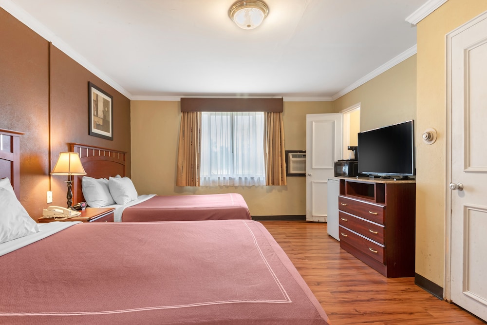 Americas Best Value Inn & Suites - Clarence/Buffalo East 13/49
