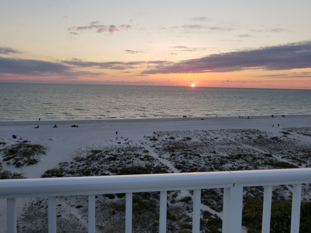 Provident Oceana Beachfront Suites 72/77