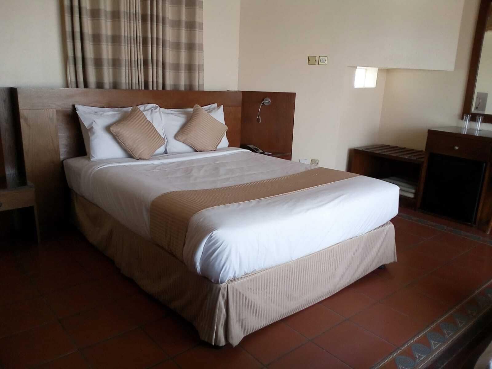 CABANA (QUEEN BED)