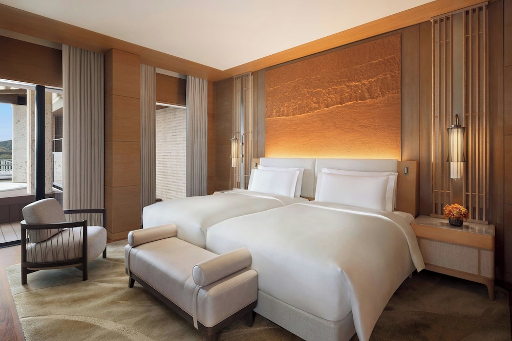 جناح رئاسي بسريرين مزدوجين بإطلالة على البحر، The Ritz Carlton Okinawa 2/8