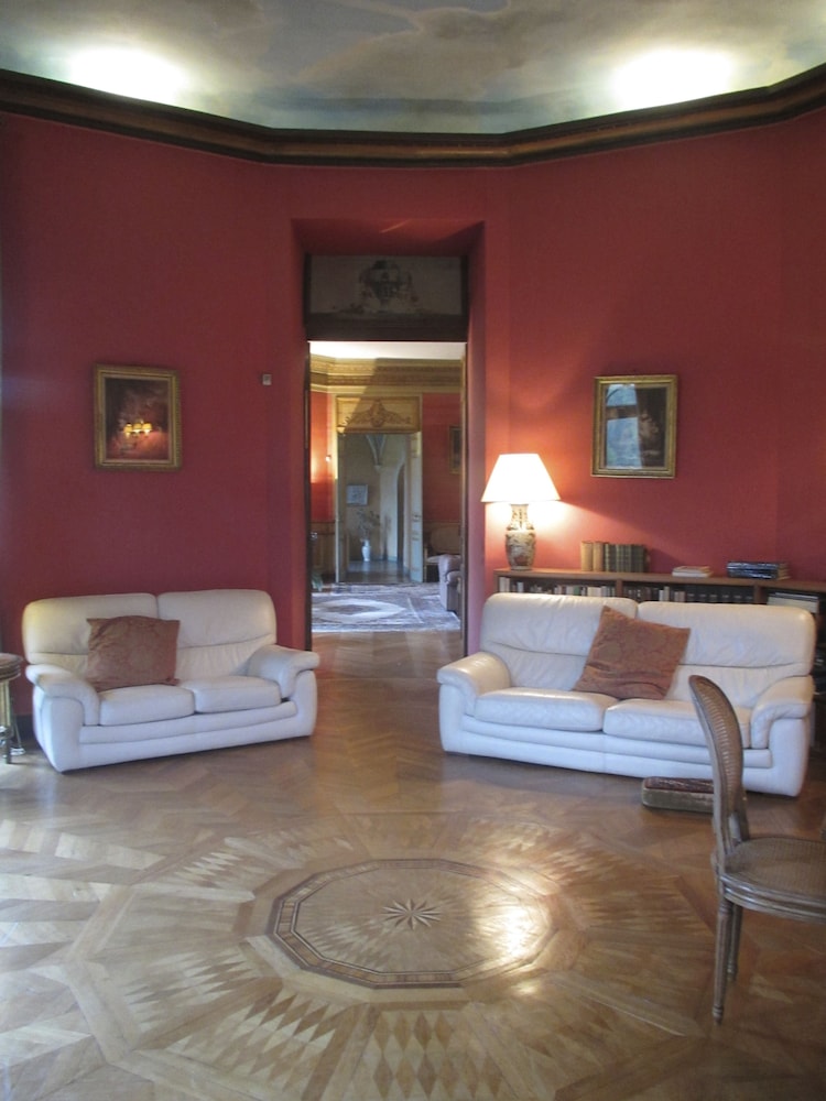 Chateau De Vauloge 7/30