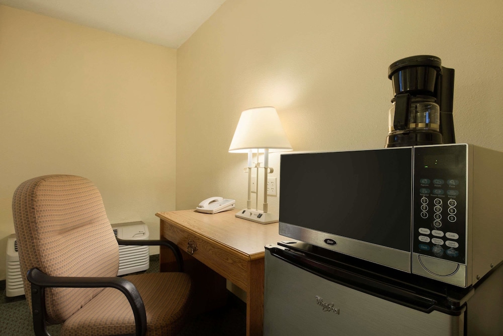 Travelodge By Wyndham Sturgis 13/17