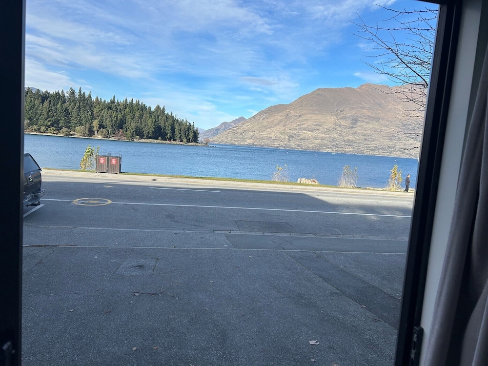 Lakefront Apartments and Lodges 39/49