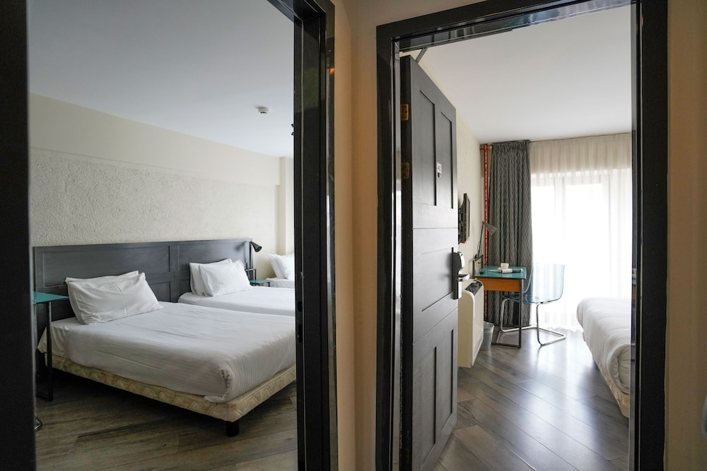 CONNECTING, FAMILY SUITE