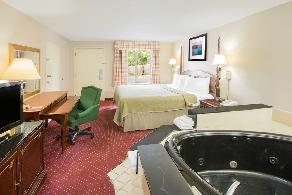 Howard Johnson By Wyndham Dothan 18/25