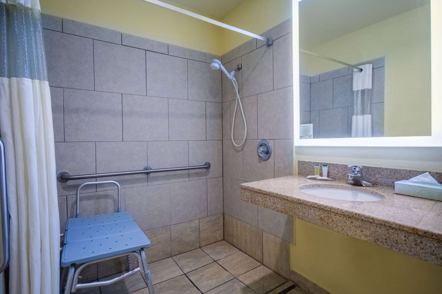 Days Inn & Suites by Wyndham Waterloo 29/30